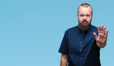 Genç beyaz hipster adam izole arka stop yapıyor elin avuç ile şarkı. Negatif ve ciddi bir jest yüz ifadesiyle uyarı.