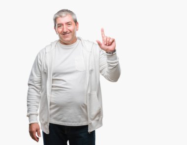 Üst düzey yakışıklı üzerinde spor giyim eşyası ile başarılı fikir parmak işaret eden oktan yukarı arka plan izole. Çıktıktan ve mutlu. Bir numara.