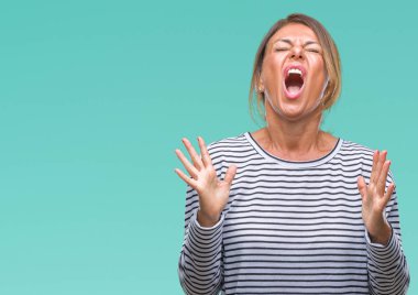 İzole arka plan çılgın ve kızgın bağırarak ve agresif ifade ve silah kaldırdı bağırmaya orta yaş İspanyol kadın kıdemli. Hayal kırıklığı kavramı.