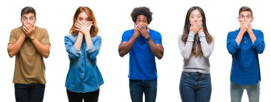 Afrikalı-Amerikalı, İspanyol ve Çinli grup izole beyaz arka plan ağız hata için elleriyle kapsayan şok üzerinde insan bileşimi. Gizli kavramı.