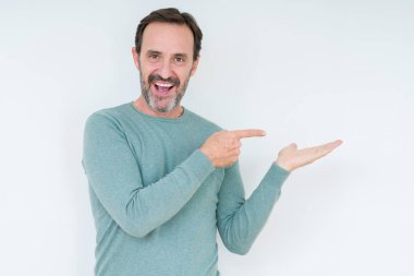 Komuta sizde üzerinden hayran ve el ile sunulması ve parmak ile işaret ederken kameraya gülümseyen izole arka plan.