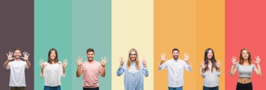 Kolaj farklı etnik gençlerin gösterilen ve parmakları ile işaret renkli çizgili izole arka plan üzerinde kendinden emin ve mutlu gülümseyerek süre on numara.