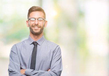 Kameraya bakarak çapraz silah ile gülümseyen izole arka plan mutlu yüzüne genç yakışıklı iş adamı. Olumlu bir kişi.