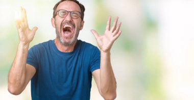 Kızgın ve silah ile başarı için deli kutluyor izole arka plan üzerinde gözlük nedir yakışıklı orta yaş ağarmış komuta sizde kaldırdı ve heyecanlı çığlık gözler kapalı. Kazanan kavramı