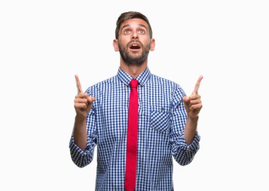 Genç yakışıklı iş adamı izole arka plan üzerinden hayran ve yukarıya bakıp parmakları ile işaret şaşırttı ve silah kaldırdı.