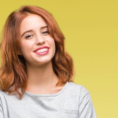 İzole arka plan mutlu yüz çapraz silah kameraya bakarak ile gülümseyen genç güzel kadın. Olumlu bir kişi.