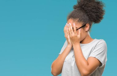 Üzgün ifade yüz eller ile ağlayarak süre kapsayan ile izole arka plan üzerinde gözlük takan genç afro Amerikalı kadın. Depresyon kavramı.