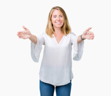 Sarılmak için kollarını açarak gülümseyerek kameraya bakarak izole arka plan güzel genç zarif kadın. Neşeli ifade kucaklayan mutluluk.