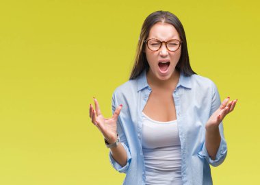 Üzerinde gözlük takan Genç beyaz güzel iş kadını arka plan deli izole ve deli bağırarak ve agresif ifade ve silah kaldırdı bağırıyor. Hayal kırıklığı kavramı.