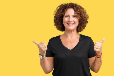 Güzel orta ager üst düzey kadın izole arka plan başarı işareti başparmak gülümseyen ve mutlu el ile olumlu hareketi yapıyor. Neşeli bir ifadeyle, kazanan jest kameraya bakıyor.