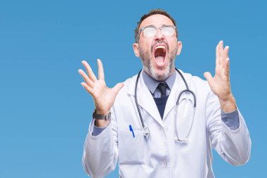 Tıbbi üniforma giyen orta yaş üst düzey ağarmış Doktor adam arka plan deli izole ve deli bağırarak ve agresif ifade ve silah kaldırdı bağırıyor. Hayal kırıklığı kavramı.