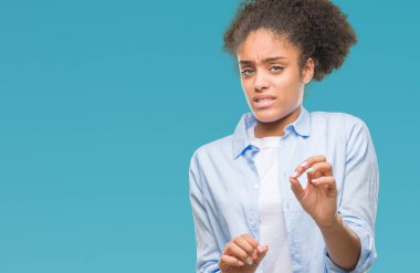 Genç afro Amerikalı kadın izole arka plan üzerinde tiksinti ifadesi, memnun ve korkulu tiksinti yüz yapıyorsun çünkü nefret tepki. Elleriyle kaldırdı. Sinir bozucu kavramı.