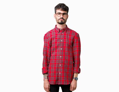 Üzerinde gözlük takan genç yakışıklı adam arka plan gevşek yüzünde ciddi bir ifade ile izole. Basit ve doğal kameraya bakıyor.