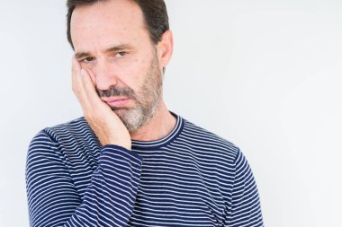 İzole arka plan düşünme seyir üzerinde üst düzey yakışıklı yorgun ve sıkılmış çapraz silah depresyon sorunları ile.