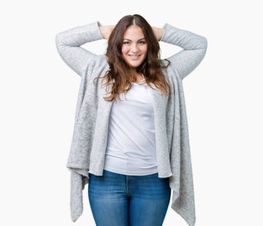 Artı boyutu genç kadın güzel kış ceket üzerinde izole arka plan rahatlatıcı ve kollar ve eller baş ve boyun, mutlu gülümseyerek arkasında ile germe