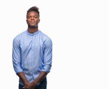 Yüzünde ciddi bir ifade ile izole arka plan üzerinde genç Afro-Amerikalı iş adamı. Basit ve doğal kameraya bakıyor.