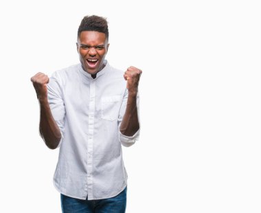 İzole arka plan kutlama üzerinde genç Afro-Amerikan adam şaşırttı ve başarı için kaldırdı kollarını açarak hayret ve gözleri açık. Kazanan kavramı.