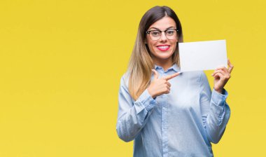 Boş kartı izole arka plan üzerinde çok mutlu el ve parmak ile işaret tutan genç güzel iş kadın