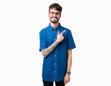 İzole arka neşeli bir gülümseme ile el ve parmak kadar yan yüzünde mutlu ve doğal ifade ile işaret yüz üzerinden gözlüklü genç yakışıklı adam