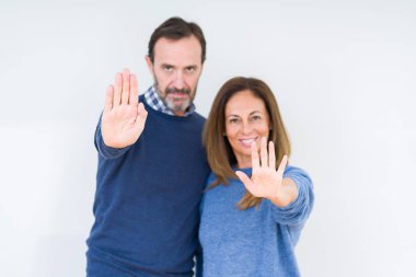 Güzel orta yaş kaç izole arka stop yapmak aşk sonra elin avuç ile şarkı. Negatif ve ciddi bir jest yüz ifadesiyle uyarı.