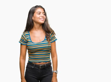 Genç güzel Arap kadın uzak tarafına yüzünde, doğal ifade gülümseme ile seyir izole arka plan yüzünden. Kendine güvenen gülüyor.