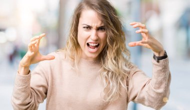 Sweatershirt üzerinde giyen genç güzel sarışın kadın arka plan boğazlamak istiyor eller öfke ile sinirli bağırarak deli bağırıp izole