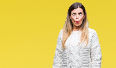 Genç güzel kadın rahat beyaz kazak izole arka plan yapma balık yüzüne dudaklı, çılgın ve komik bir jest. Komik ifade.