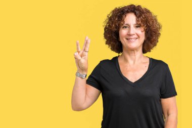 Gösterilen ve parmakları ile işaret izole arka plan güzel orta ager üst düzey kadın kendinden emin ve mutlu gülümseyerek iken üçüncü.