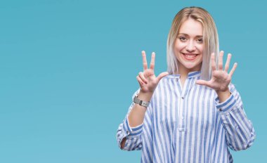 Genç Sarışın kadın gösterilen ve parmakları ile işaret izole arka plan yüzünden kendinden emin ve mutlu gülümseyerek süre 8 numaralı.