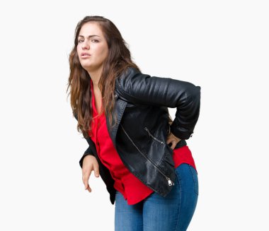 Bir moda deri ceket izole üzerinde giyen güzel artı boyutu genç kadın acı dokunmadan el ile geri, kas ağrısı, sırt ağrısı, arka plan