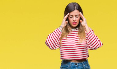 Genç güzel kadın rahat çizgili kış kazak üzerinde arka plan baş baş ağrısı için el ile çünkü izole stres. Migren muzdarip.