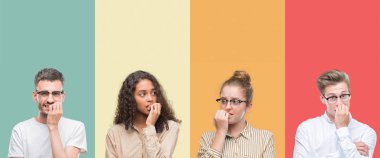 Kolaj bir grup insan stresli ve gergin elle çivi ısırma ağzına arıyorsunuz renkli arka plan üzerinde izole. Anksiyete sorunu.