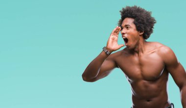 Çıplak vücut bağırarak ve ağzı üzerinde el ile yan için çığlık izole arka plan üzerinde gösterilen Afro Amerikalı gömleksiz adam. İletişim kavramı.