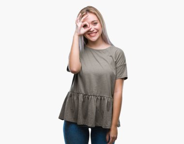 Sarışın genç kadın gülümsüyor, parmakları ile mutlu yüz üzerinden seyir göz el ile ok jest yapıyor izole arka plan üzerinde.