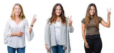 Kolaj grup gülümseyen mutlu yüz zafer işareti yaparken kameraya göz kırpıyor ile beyaz izole arka plan üzerinde üç genç güzel kadın. İki numaralı.