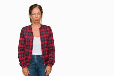 İzole arka plan üzerinde rahat ceket giyen orta yaş yetişkin kadın depresif ve kızgın ve korkmuş ağlıyor sıkıntı için endişeleniyorum. Üzgün ifade.