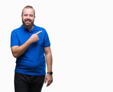 İzole arka neşeli bir gülümseme ile el ve parmak kadar kameraya bakarak yüzündeki mutlu ve doğal ifade ile yan ile işaret yüz üzerinde mavi gömlek giymiş genç beyaz hipster adam.