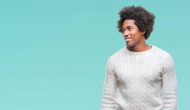 Uzak tarafına yüzünde, doğal ifade gülümseme ile seyir izole arka plan üzerinde Afro Amerikalı adam. Kendine güvenen gülüyor.