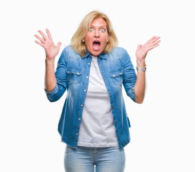 Orta yaş sarışın kadın deli kutluyor arka plan izole ve başarı için kaldırdı kollarını açarak hayrete ve heyecanlı çığlık gözleri açık. Kazanan kavramı