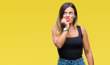 Genç güzel kadın yüzünden stresli ve gergin ile izole arka plan tırnak ısırma dudaklarından eller. Anksiyete sorunu.