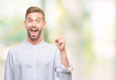 Yakışıklı delikanlı ile başarılı fikir parmağı yukarıyı izole arka plan üzerinde. Çıktıktan ve mutlu. Bir numara.
