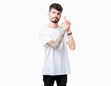 El hareketi ile sembolik silah tutan, çekim silah, kızgın yüz öldürmek oynamaya izole arka plan üzerinde beyaz t-shirt giyen genç yakışıklı adam