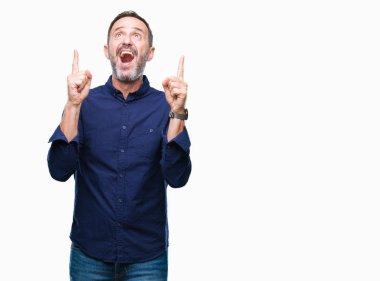 Orta yaş ağarmış komuta sizde izole arka plan üzerinden hayran ve yukarıya bakıp parmakları ile işaret şaşırttı ve silah kaldırdı.