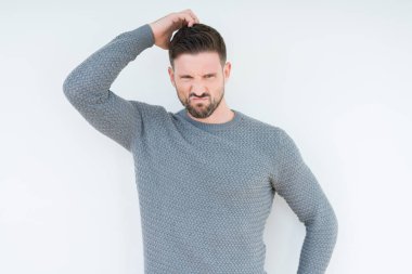 Yakışıklı delikanlı izole arka plan üzerinde rahat kazak giyen yanıltır ve soru hakkında merak ediyorum. Şüphe, kafasına el ile düşünme ile belirsiz. Dalgın kavramı.