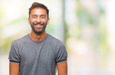 İzole arka plan ile bir mutlu ve serin yetişkin İspanyol adam yüzünde gülümseme. Şanslı kişi.