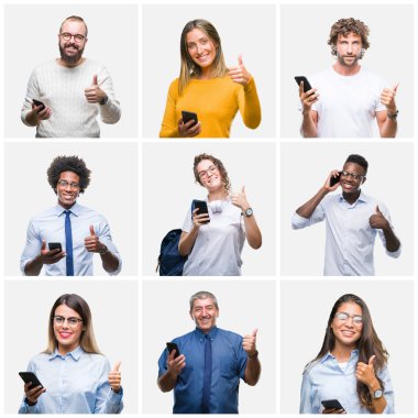 Bir grup insan ok işareti, başparmak ile parmak, mükemmel işareti yapıyor kocaman bir gülümseme ile izole arka plan üzerinde mutlu smartphone kullanarak kolaj