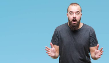 İzole arka plan korkuyor ve şok sürpriz ifade, korku ve heyecan yüz genç beyaz hipster adam.