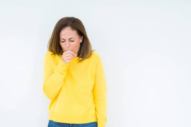 Duygu iyi ve soğuk veya bronşit için semptom olarak öksürük izole arka plan üzerinde sarı kazak giyen güzel orta yaş kadın. Sağlık kavramı.