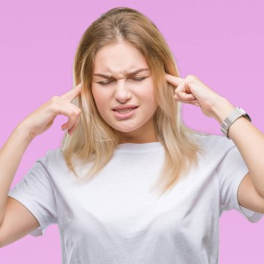 Yüksek sesle müzik gürültü rahatsız ifade parmaklarıyla kulaklarıyla kapsayan izole arka plan üzerinde beyaz kadın. Sağır kavramı.