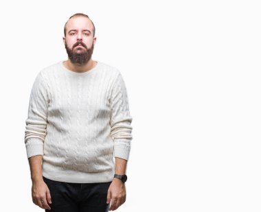 Yüzünde ciddi bir ifade ile izole arka plan üzerinde kış kazak giyen genç beyaz hipster adam. Basit ve doğal kameraya bakıyor.